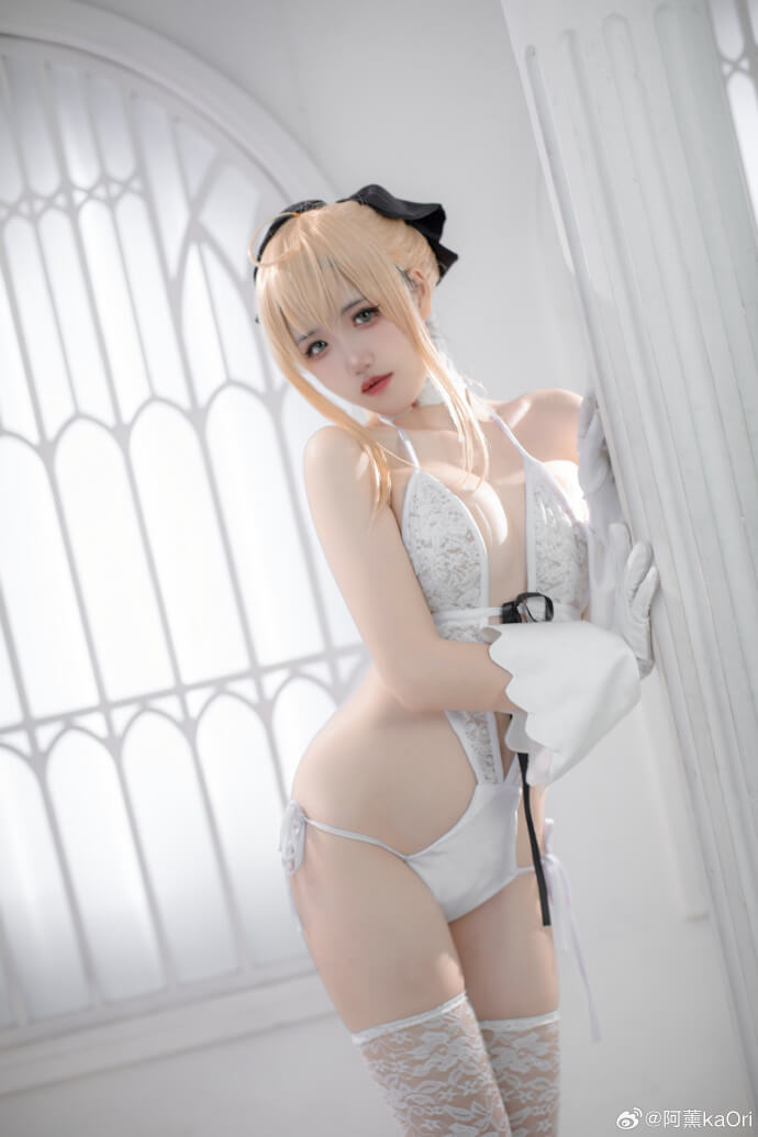 【COS正片】阿尔托莉雅Saber白丝迷人cos cn阿薰kaOri