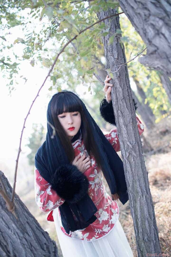 岳绮罗穿着小棉袄修炼夜火