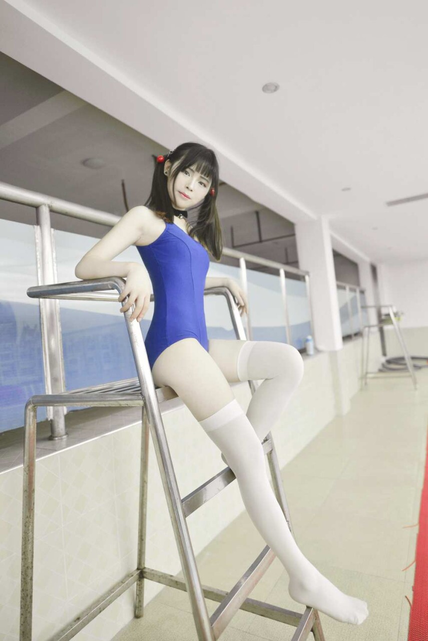 紧身泳衣萝莉